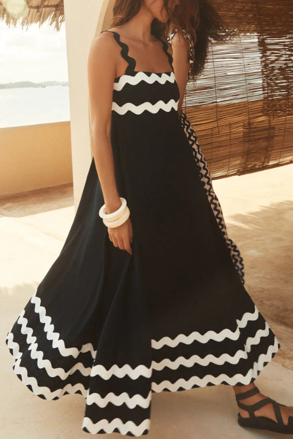 Robe longue noire à bretelles et surpiqûres en dentelle